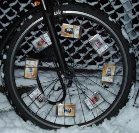 sykkelhjul med spillerkort